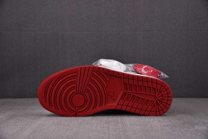 AIR JORDAN 1 RETRO HIGH OG CHICAGO RED 555088-101