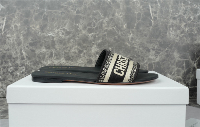d10r sandal