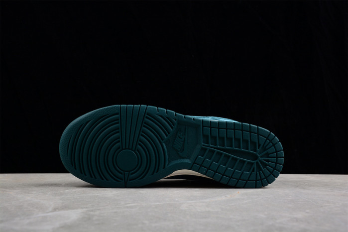 Nike Dunk Low "Green Velvet"  DZ5224-300