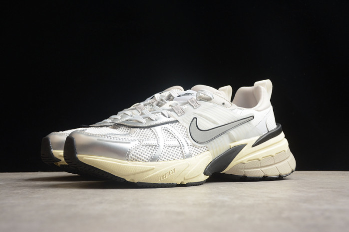 NK V2K Runtekk " Summit White Metallic Silver " FD0736-100