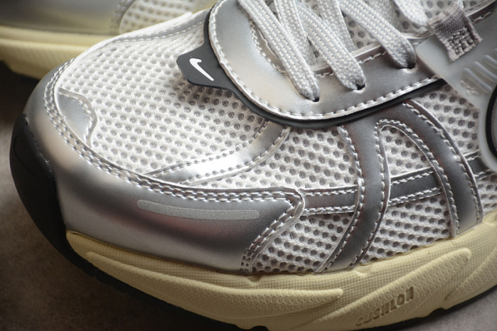 NK V2K Runtekk " Summit White Metallic Silver " FD0736-100